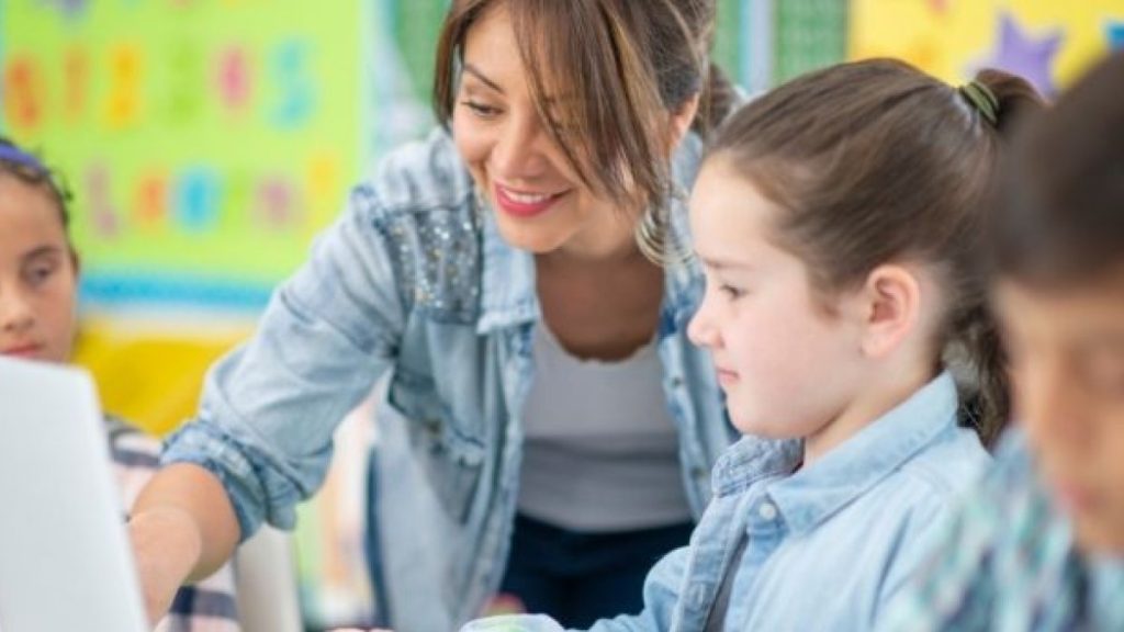 Estratégias para fortalecer o pensamento crítico de estudantes em ambientes permeados por inteligência artificial