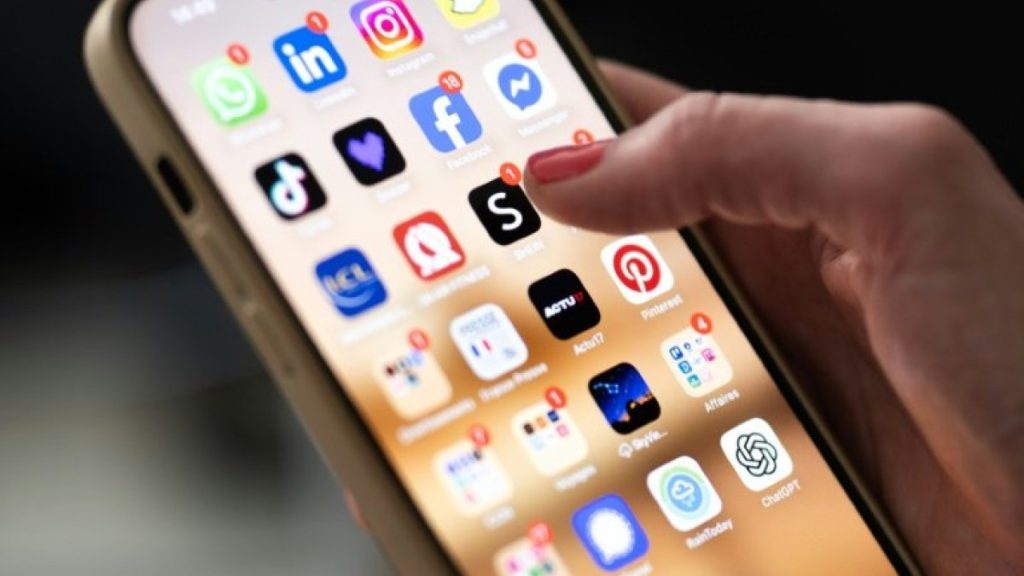 Maioria dos adolescentes nos EUA já interagiu com “companheiros de IA”, aponta pesquisa