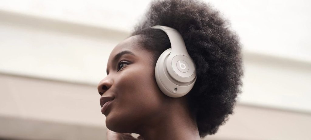 Beats Studio Pro cai 49% na Amazon e desafia o AirPods Max