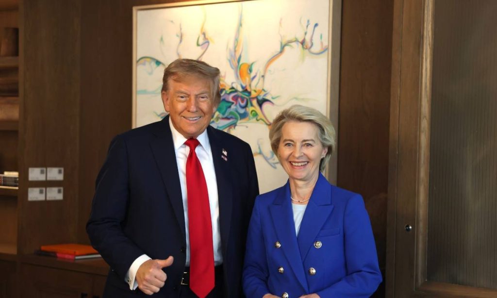 EUA e UE selam acordo e limitam tarifas de chips e fármacos a 15%