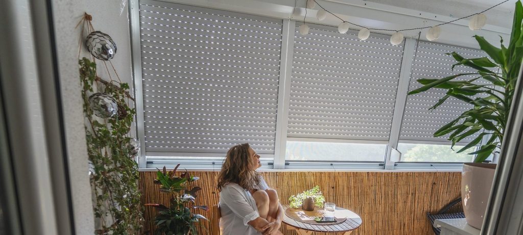 Persiana usada corretamente reduz até 10 °C dentro de casa