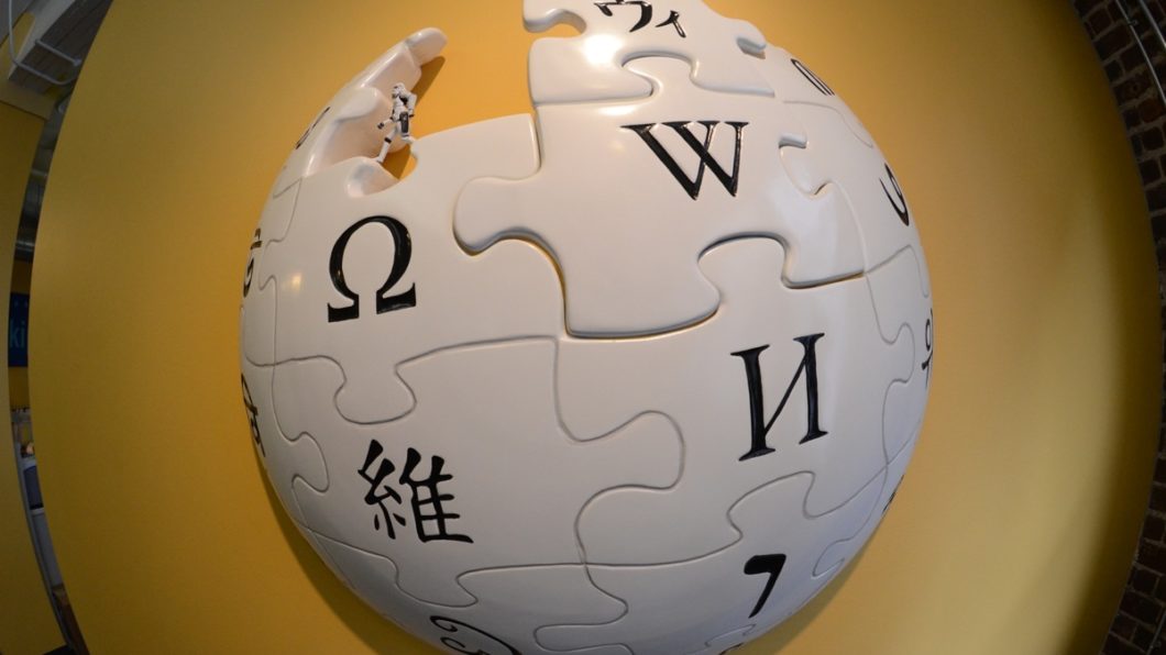 Tráfego real da Wikipédia cai 8% após fundação barrar robôs vindos do Brasil 2 wikipedia stormtrooper e1602280470476 1060x596 1
